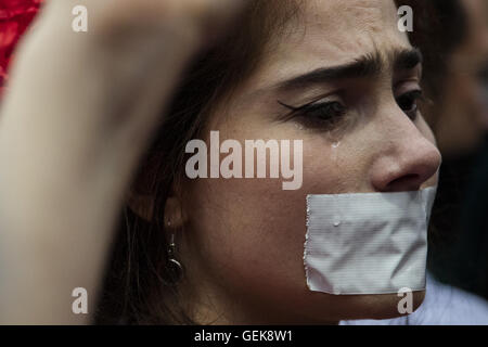 Philadelphie, Pennsylvanie, USA. 26 juillet, 2016. Un partisan du Vermont le sénateur Bernie Sanders proteste contre la nomination de Hillary Clinton à la Convention nationale démocrate de 2016 à Philadelphie, Pennsylvanie, aux États-Unis le 26 juillet 2016. Hillary Clinton a été officiellement oint le candidat démocrate ici mardi, devenant la première femme à se présenter à la Maison Blanche pour le compte d'un parti politique majeur aux États-Unis. Credit : Muzi Li/Xinhua/Alamy Live News Banque D'Images