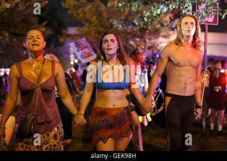 Philadelphie, Pennsylvanie, USA. 26 juillet, 2016. Convention Nationale Démocratique. Bernie Sanders partisans mars à une manifestation devant le DNC le 26 juillet, 2016. Crédit : John Orvis/Alamy Live News Banque D'Images