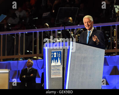 Philadelphie, USA. 26 juillet, 2016. L'ancien président américain Bill Clinton parle le deuxième jour de la Convention nationale démocrate de 2016 à Philadelphie, Pennsylvanie, États-Unis, le 26 juillet 2016. Credit : Bao Dandan/Xinhua/Alamy Live News Banque D'Images