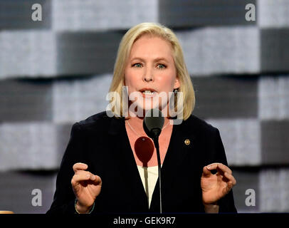 Philadelphia, États-Unis. Le 25 juillet, 2016. États-unis le sénateur Kirsten Gillibrand (démocrate de New York), lors de la Convention nationale démocrate de 2016 à la Wells Fargo Center de Philadelphie, Pennsylvanie, le lundi, 25 juillet 2016. Credit : Ron Sachs/CNP (restriction : NO New York ou le New Jersey Journaux ou journaux dans un rayon de 75 km de la ville de New York) - AUCUN FIL SERVICE - © dpa/Alamy Live News Banque D'Images