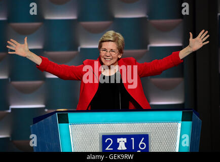 Philadelphia, États-Unis. Le 25 juillet, 2016. Sénateur des États-Unis Elizabeth Warren (démocrate du Massachusetts), prononcée à la Convention nationale démocrate de 2016 à la Wells Fargo Center de Philadelphie, Pennsylvanie, le lundi, 25 juillet 2016. Credit : Ron Sachs/CNP (restriction : NO New York ou le New Jersey Journaux ou journaux dans un rayon de 75 km de la ville de New York) - AUCUN FIL SERVICE - © dpa/Alamy Live News Banque D'Images