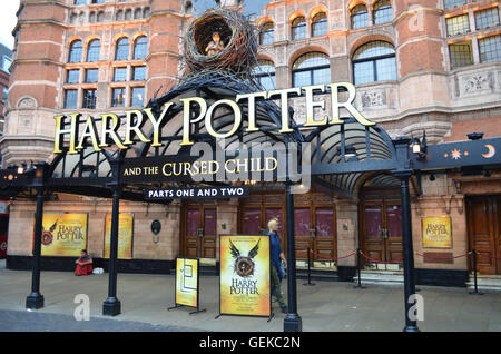 Londres, Royaume-Uni. 26 juillet, 2016. Une publicité pour la pièce de théâtre "Harry Potter et l'enfant maudit" peut être vu au-dessus de l'entrée du Palace Theatre de Londres, Angleterre, 26 juillet 2016. La pièce de théâtre premières le 30 juillet 2016. PHOTO : CHRISTOPH MEYER/dpa/Alamy Live News Banque D'Images