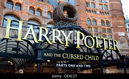 Londres, Royaume-Uni. 26 juillet, 2016. Une publicité pour la pièce de théâtre "Harry Potter et l'enfant maudit" peut être vu au-dessus de l'entrée du Palace Theatre de Londres, Angleterre, 26 juillet 2016. La pièce de théâtre premières le 30 juillet 2016. PHOTO : CHRISTOPH MEYER/dpa/Alamy Live News Banque D'Images