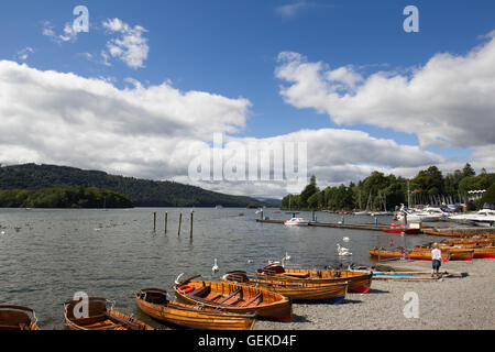 Le lac Windermere, Cumbria (Royaume-Uni). 27 juillet, 2016. UK jour ensoleillé chaud au lac Windermere, Bowness Bay International, les touristes s'amuser, promenades, bateau, golf, Crédits photographiques : Gordon Shoosmith/Alamy Live News Banque D'Images