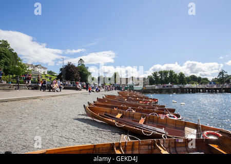 Le lac Windermere, Cumbria (Royaume-Uni). 27 juillet, 2016. UK jour ensoleillé chaud au lac Windermere, Bowness Bay International, les touristes s'amuser, promenades, bateau, golf, Crédits photographiques : Gordon Shoosmith/Alamy Live News Banque D'Images