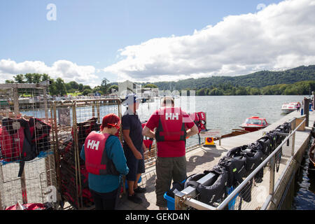 Le lac Windermere, Cumbria (Royaume-Uni). 27 juillet, 2016. UK jour ensoleillé chaud au lac Windermere, Bowness Bay International, les touristes s'amuser, promenades, bateau, golf, Crédits photographiques : Gordon Shoosmith/Alamy Live News Banque D'Images