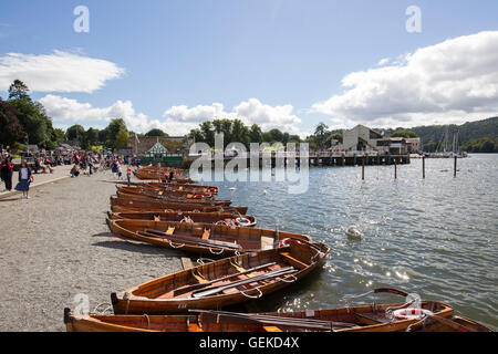 Le lac Windermere, Cumbria (Royaume-Uni). 27 juillet, 2016. UK jour ensoleillé chaud au lac Windermere, Bowness Bay International, les touristes s'amuser, promenades, bateau, golf, Crédits photographiques : Gordon Shoosmith/Alamy Live News Banque D'Images