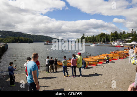 Le lac Windermere, Cumbria (Royaume-Uni). 27 juillet, 2016. UK jour ensoleillé chaud au lac Windermere, Bowness Bay International, les touristes s'amuser, promenades, bateau, golf, Crédits photographiques : Gordon Shoosmith/Alamy Live News Banque D'Images