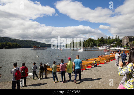 Le lac Windermere, Cumbria (Royaume-Uni). 27 juillet, 2016. UK jour ensoleillé chaud au lac Windermere, Bowness Bay International, les touristes s'amuser, promenades, bateau, golf, Crédits photographiques : Gordon Shoosmith/Alamy Live News Banque D'Images