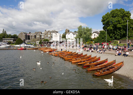 Le lac Windermere, Cumbria (Royaume-Uni). 27 juillet, 2016. UK jour ensoleillé chaud au lac Windermere, Bowness Bay International, les touristes s'amuser, promenades, bateau, golf, Crédits photographiques : Gordon Shoosmith/Alamy Live News Banque D'Images