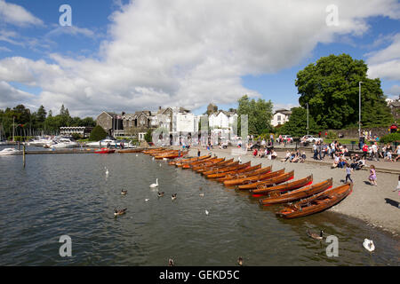 Le lac Windermere, Cumbria (Royaume-Uni). 27 juillet, 2016. UK jour ensoleillé chaud au lac Windermere, Bowness Bay International, les touristes s'amuser, promenades, bateau, golf, Crédits photographiques : Gordon Shoosmith/Alamy Live News Banque D'Images