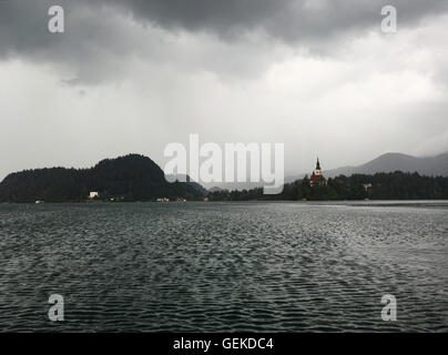 Le lac de Bled, en Slovénie. 27 juillet, 2016. Les orages apportent la foudre et la pluie avec un ciel spectaculaire sur le lac de Bled, Slovénie Crédit : Kathryn Hext/Alamy Live News Banque D'Images