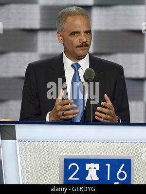 Philadelphie, Pennsylvanie, USA. 26 juillet, 2016. L'ancien procureur général Eric Holder fait de remarques au cours de la deuxième session de la Convention nationale démocrate de 2016 à la Wells Fargo Center de Philadelphie, Pennsylvanie, le Mardi, Juillet 26, 2016.Credit : Ron Sachs/CNP. © Ron Sachs/CNP/ZUMA/Alamy Fil Live News Banque D'Images