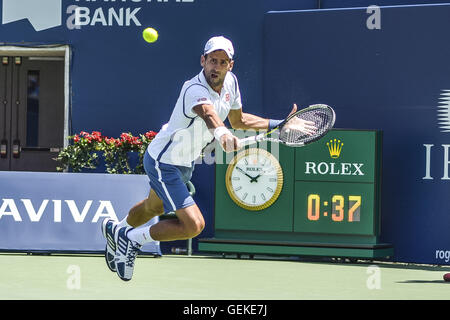 Toronto, Canada. 27 juillet, 2016. Le Paris de la Serbie-et-Monténégro renvoie la balle à Giles Muller de Luxembourg au cours de leur deuxième tour de la Coupe Rogers tournoi au centre d'Aviva. © João Luiz de Franco/ZUMA/Alamy Fil Live News Banque D'Images