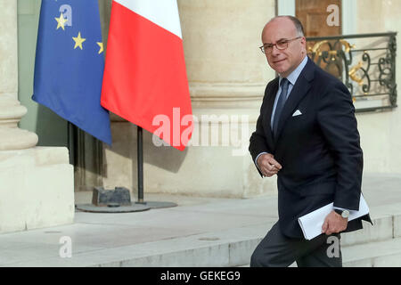 Paris, France. 27 juillet, 2016. Le ministre français de l'intérieur Bernard Cazeneuve arrive à l'Elysée pour un conseil de la défense avec le président français François Hollande, à Paris, France, le 27 juillet 2016. © Sébastien Muylaert/Xinhua/Alamy Live News Banque D'Images