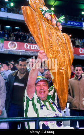 Fan de Real Valladolid c.f. avec un bouclier de pain. Le stade de 13 à 17 ans. Sevilla, Espagne Banque D'Images