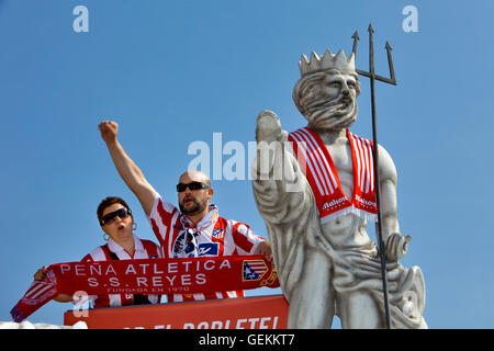Atlético de Madrid football fans. avec des répliques de fontaine de Neptune, à l'Atlético de Madrid, stade Vicente Calderón, Madrid Banque D'Images