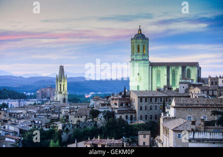 ​​Skyline ville, en arrière-plan à droite à gauche Catedral et collégiale de Sant Feliu, Girona, Catalogne, Espagne. Banque D'Images