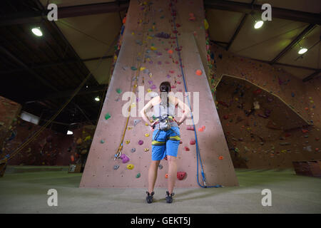 Athlète escalade japonais s'apprête à escalader le mur de sport Banque D'Images