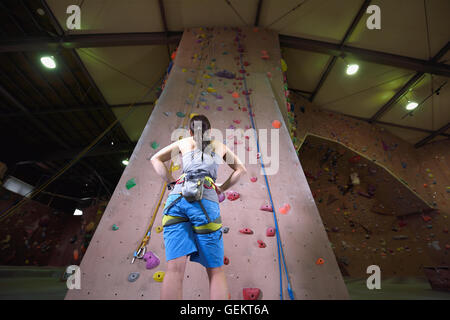 Athlète escalade japonais s'apprête à escalader le mur de sport Banque D'Images