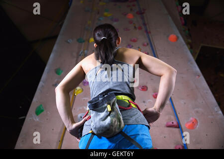 Athlète escalade japonais s'apprête à escalader le mur de sport Banque D'Images