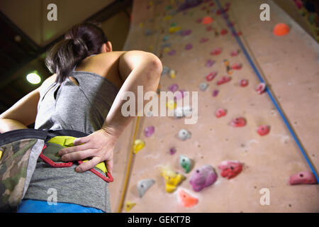 Athlète escalade japonais s'apprête à escalader le mur de sport Banque D'Images