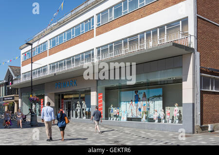 Primark department store, Park Street, Camberley, Surrey, Angleterre, Royaume-Uni. Banque D'Images