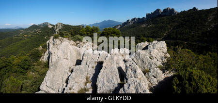 Panorama des Dentelles de Montmirail du rocher du Midi près de Gigondas, Provence, France Banque D'Images