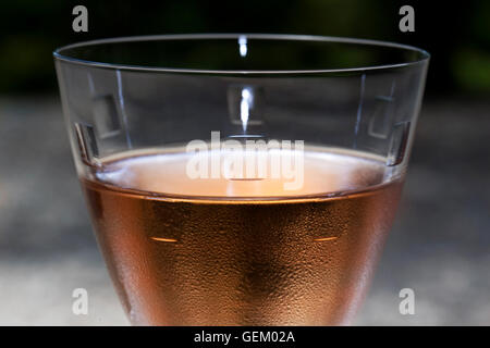 Close up de vin rose dans un verre de cristal Banque D'Images