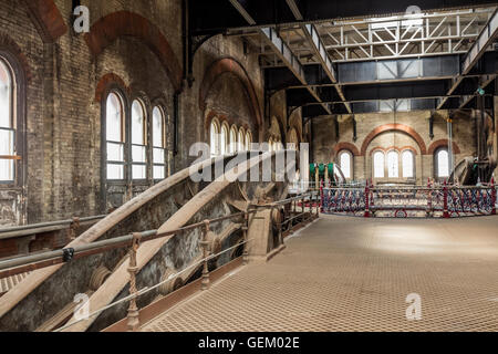 Encore à être rénové un faisceau moteur à vapeur utilisé pour pompe à la station de pompage de glosas Emilianenses. Banque D'Images