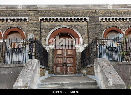 Étapes menant à la porte de la Chambre de la pompe du moteur à la station de pompage de glosas Emilianenses, dans le sud de Londres Banque D'Images