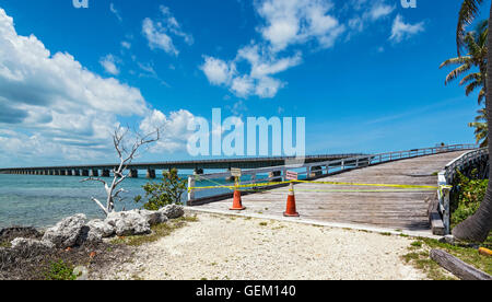Floride, Pigeon Key Historic District, ancien Seven Mile Bridge, abandonnés sur bois/off ramp Banque D'Images