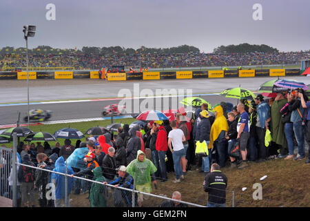 ASSEN, Pays-Bas - Juin 2016 : foule pluie sur le Dutch TT, un événement moto. Banque D'Images