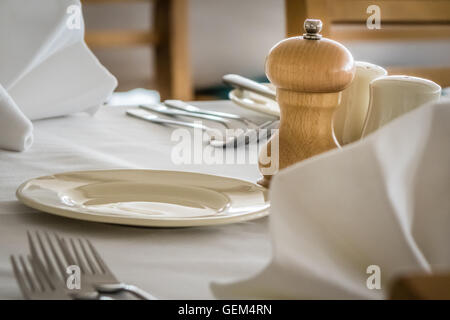 Roulette de poivre sur la table avant le début du service dans le restaurant Banque D'Images