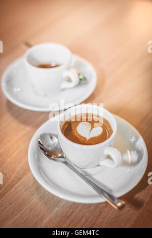 Deux cafés espresso sur une table dans un restaurant. Banque D'Images