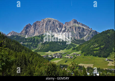 Vue vers Colfosco (Colfosch) de Corvara, Val Badia, Italie Banque D'Images