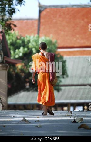 Photo de moine bouddhiste thaï va vers de temple Banque D'Images