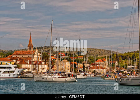 Cruising Yacht l'accostage dans la ville de Milna sur l'île de Brac, Croatie. Banque D'Images