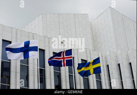 En agitant le Finnois, Suédois, Islandais drapeaux contre du Finlandia Hall Banque D'Images