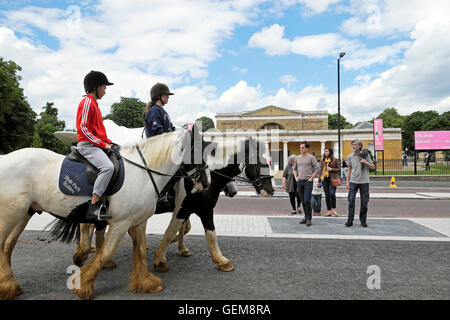 Les jeunes chevaux Hyde Park riding passé la Serpentine Sackler Gallery sur l'entraînement du chariot, les jardins de Kensington KATHY DEWITT Banque D'Images