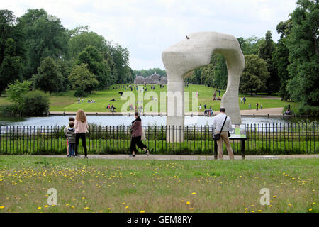 Les visiteurs de la Henry Moore Arch dans les jardins de Kensington avec vue sur le palais de Kensington, Londres UK KATHY DEWITT Banque D'Images