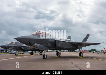 Deux F-35 Lightning 2 aéronefs en exposition statique. Banque D'Images