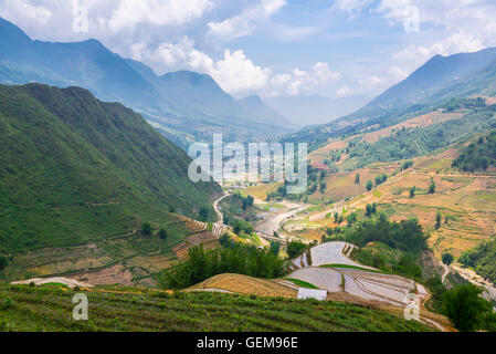 Paysage traditionnel vietnamien avec les montagnes et les rizières de SAPA, Vietnam du Nord. Banque D'Images