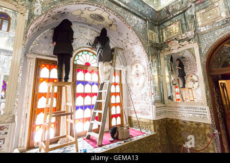 Restaurateurs à l'intérieur du Palais du Golestan femelle, Téhéran, Iran Banque D'Images