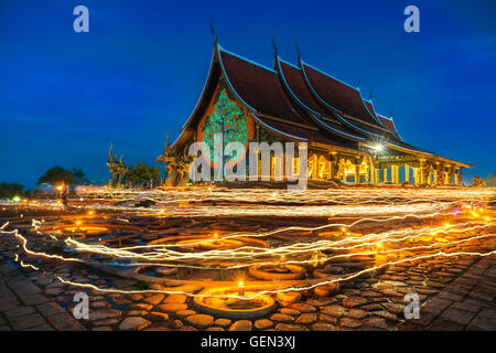 Bougie allumée, à Sirindhorn Wararam Phu Prao Temple (Wat Phu Prao) au crépuscule de la Journée du Vesak, Peuples venus pour adorer le Bouddha,Ca Banque D'Images