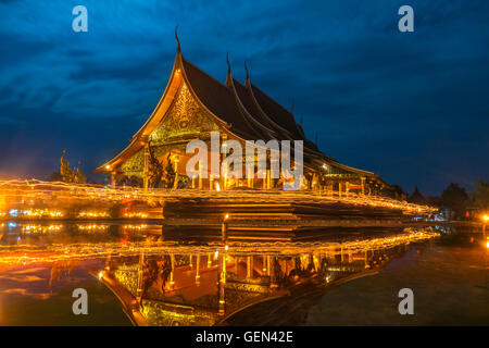 Bougie allumée, à Sirindhorn Wararam Phu Prao Temple (Wat Phu Prao) au crépuscule de la Journée du Vesak, Peuples venus pour adorer le Bouddha,Ca Banque D'Images