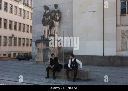 Les élèves se rassemblent sous les figures à Praca da Porta Ferrea, à l'Université de Coimbra, Portugal. Banque D'Images