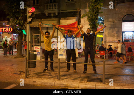 Les fans de football portugais à Lisbonne célébrer la victoire de leur pays sur la France dans l'Euro 2016 tournoi final. Banque D'Images