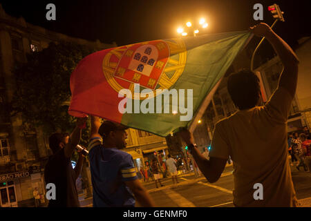 Les fans de football portugais à Lisbonne célébrer la victoire de leur pays sur la France dans l'Euro 2016 tournoi final. Banque D'Images