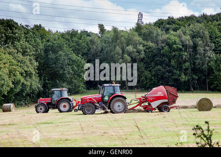 Tracteur Massey Ferguson et Lely Welger RP435 Ramasseuse-presse. Banque D'Images